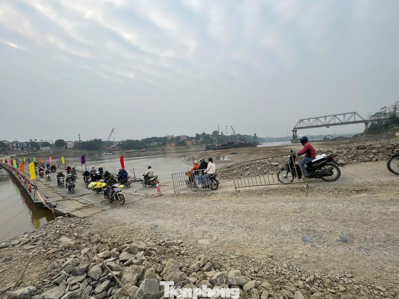 Người dân và phương tiện di chuyển qua cầu phao, cách cầu Phong Châu cũ khoảng 300 m về phía hạ lưu. Ảnh: Lộc Liên.