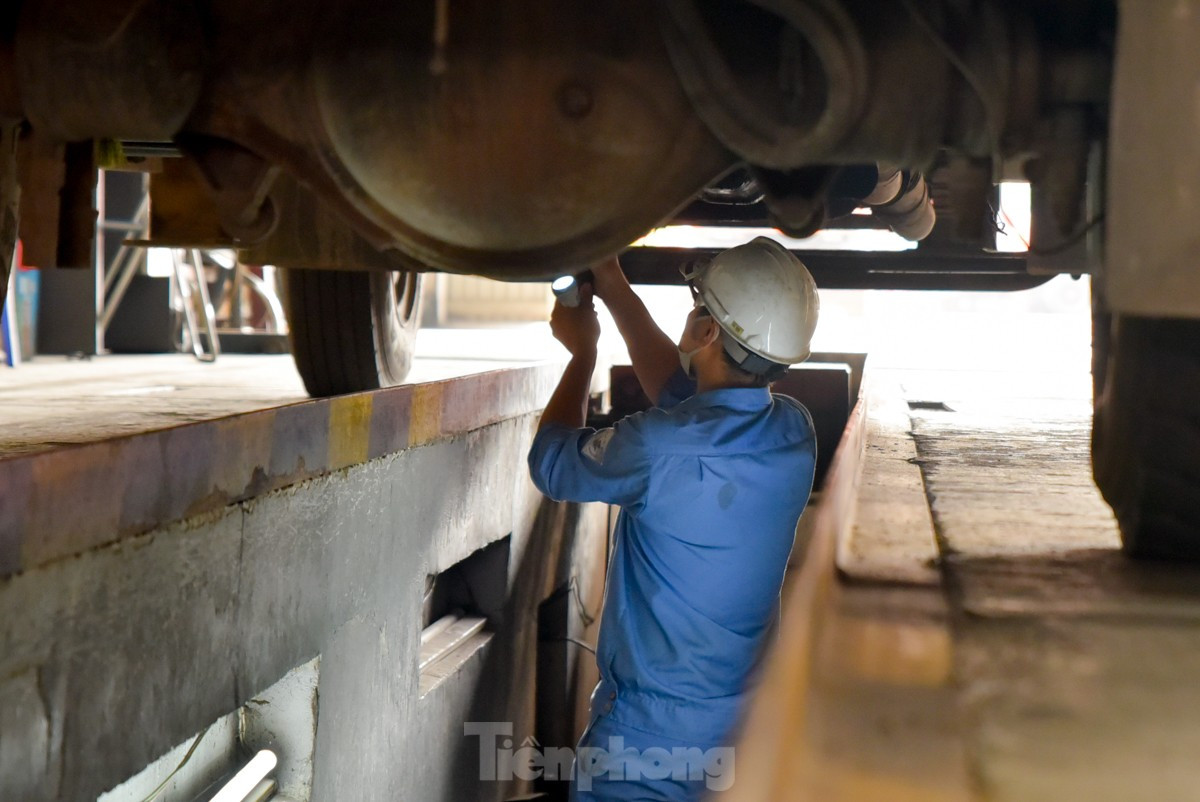Các ô tô có các thiết bị nâng hàng khi đi đăng kiểm phải xuất trình thêm giấy chứng nhận kết quả kiểm định còn hiệu lực (bản chính hoặc bản sao có chứng thực hoặc bản sao điện tử được chứng thực từ bản chính). Các ô tô có các thiết bị nâng hàng khi đi đăng kiểm phải xuất trình thêm giấy chứng nhận kết quả kiểm định còn hiệu lực (bản chính hoặc bản sao có chứng thực hoặc bản sao điện tử được chứng thực từ bản chính).