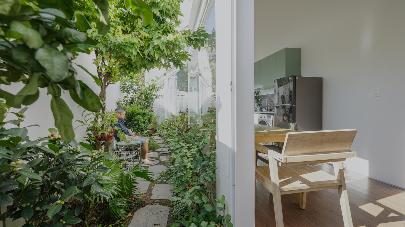 Giải pháp thông gió đòi hỏi phải hy sinh một phần diện tích sử dụng được của các không gian khác, để tạo ra khu vườn xanh mát ở hướng Tây, nhưng kết quả mang lại mức độ thoải mái đặc biệt cho người ở.