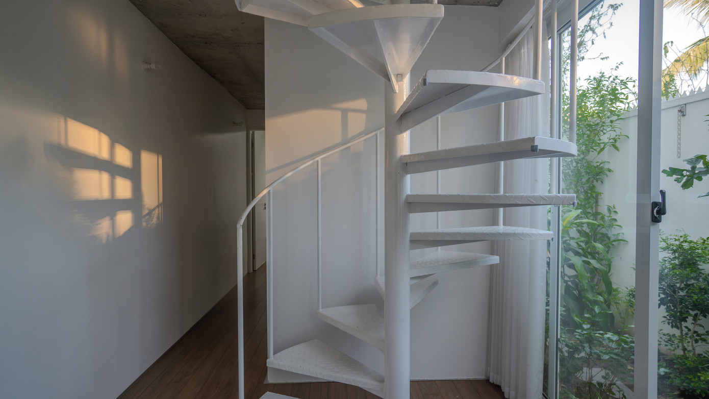 Nhờ sự thiết kế khoa học, ngay cả khi các công trình lân cận được xây dựng cao hơn, ngôi nhà cấp 4 hướng Tây này vẫn nhận được ánh sáng và không khí tự nhiên.