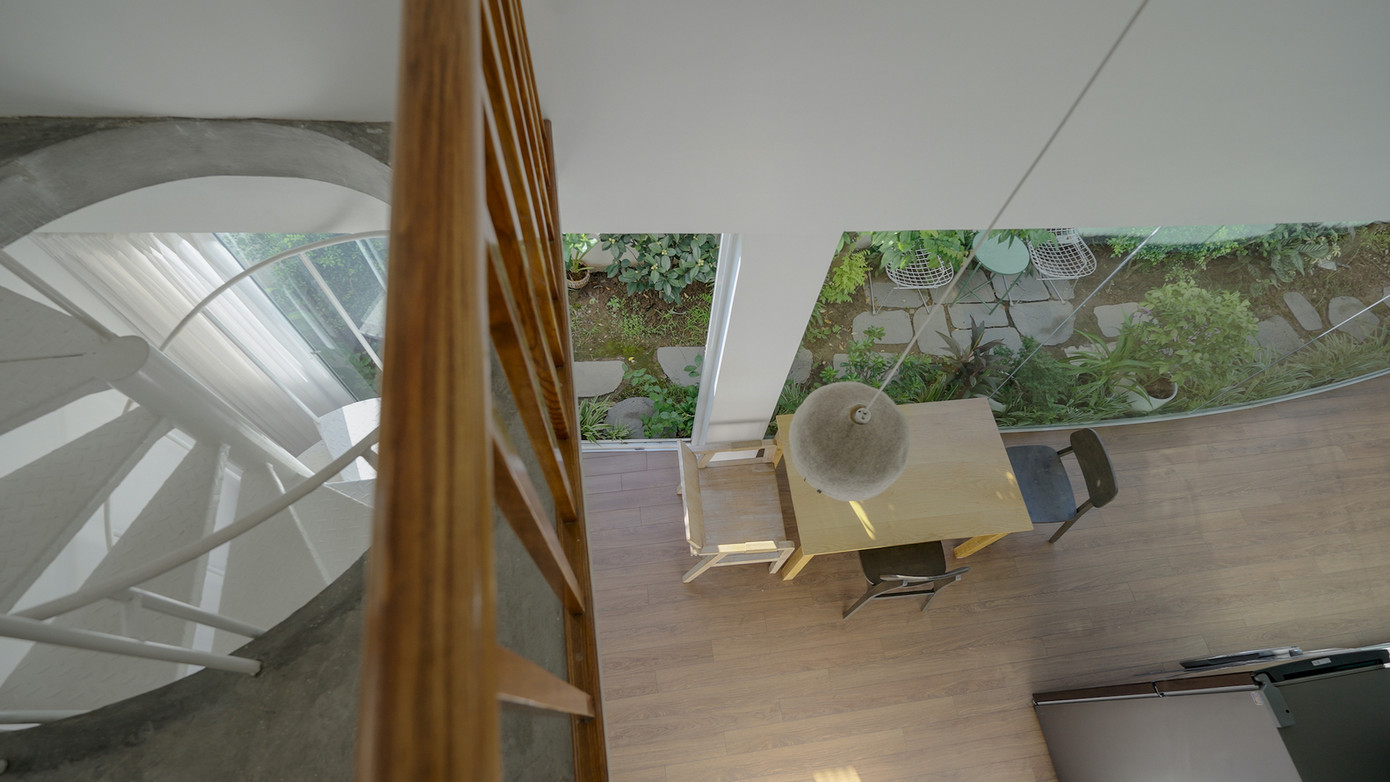 Nhờ sự thiết kế khoa học, ngay cả khi các công trình lân cận được xây dựng cao hơn, ngôi nhà cấp 4 hướng Tây này vẫn nhận được ánh sáng và không khí tự nhiên.