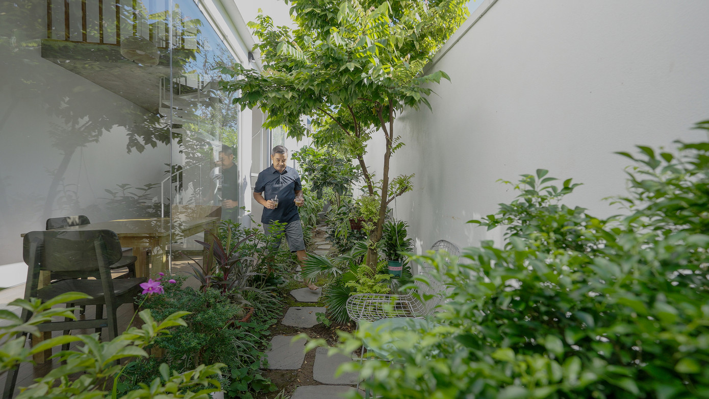 Khoảng hở thông gió cho phép chủ nhà mở hoặc đóng cổng trước mà không lo lắng về việc thông gió kém. Họ có thể đóng hoàn toàn cổng để tránh tiếng ồn hoặc mở để kết nối với hàng xóm trong hẻm.