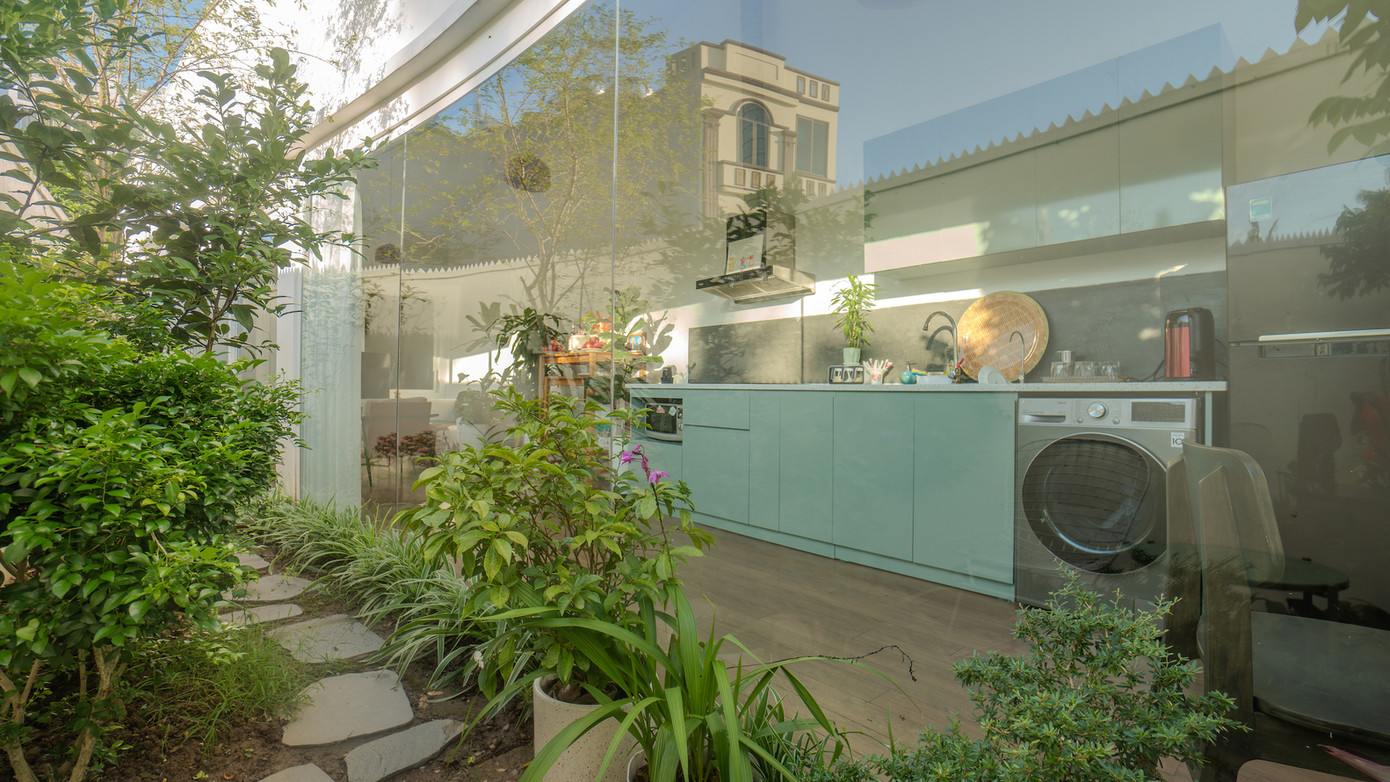 Vào khoảng 3 - 4 giờ chiều, chênh lệch nhiệt độ giữa bên trong và bên ngoài ngôi nhà là khoảng 3 - 4 độ C, tạo cảm giác tương tự như bước ra khỏi phòng máy lạnh.