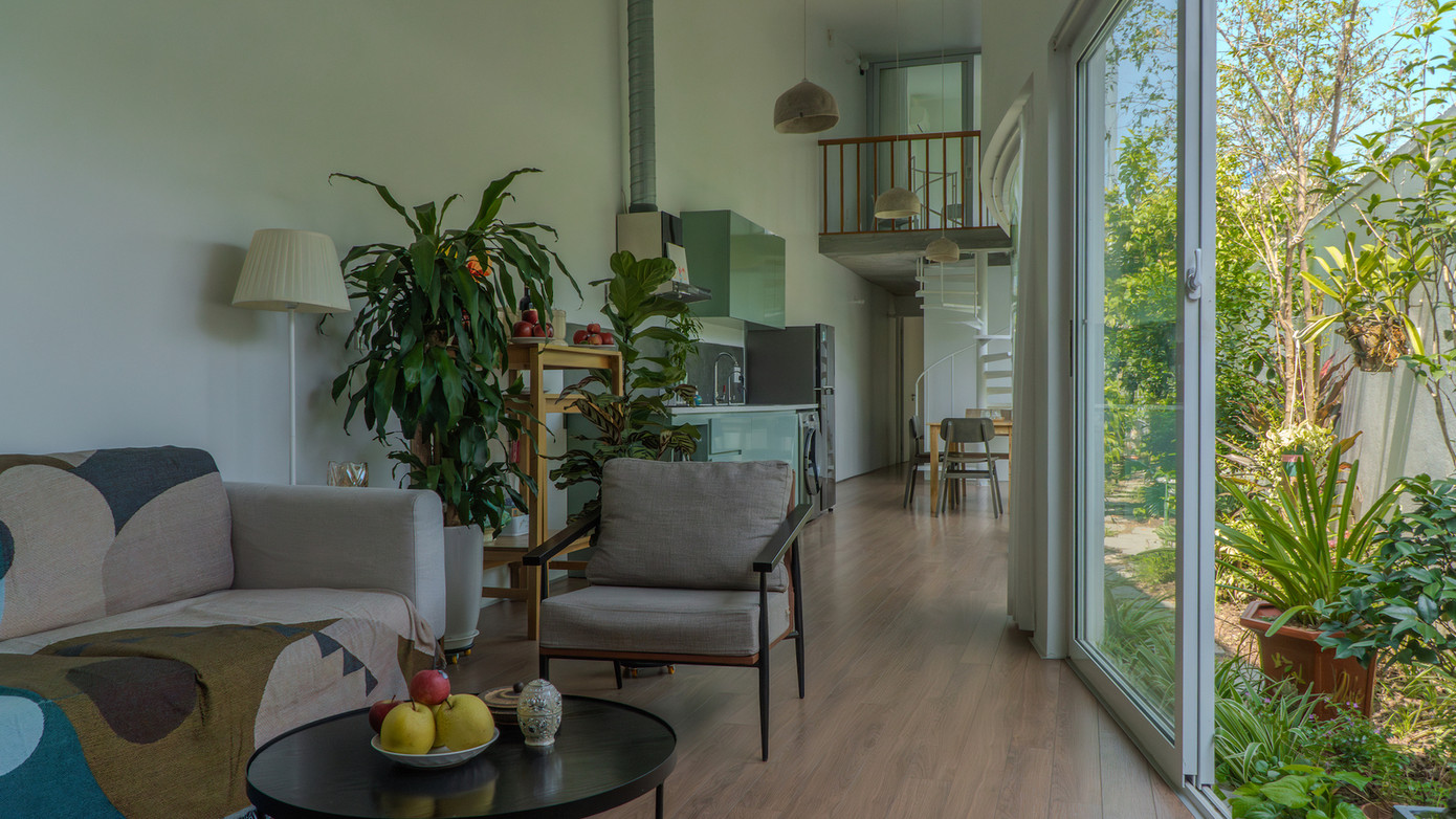 Một bức tường làm mát tự nhiên của ngôi nhà được tạo nên nhờ sự kết hợp với việc điều chỉnh luồng không khí chủ động, bằng cách đóng mở cửa sổ để hướng luồng không khí theo ý muốn.