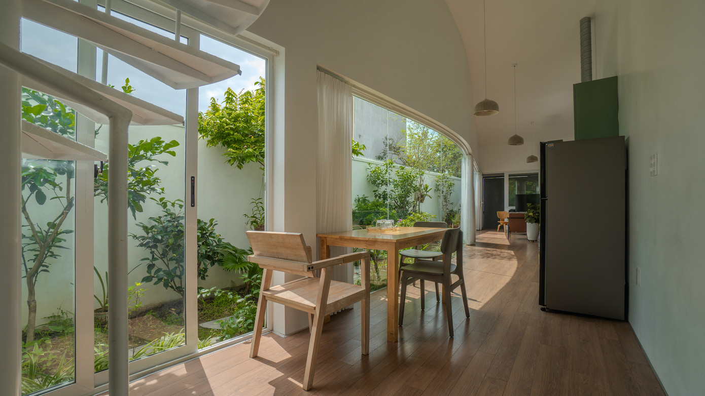 Ngôi nhà có mặt tiền chính hướng về phía Tây, do đó đòi hỏi mặt tiền ngôi nhà phải được đóng hoàn toàn sau 2 giờ chiều để tránh nóng. Nhờ có khe hở thông gió, việc đóng mặt tiền không khiến bên trong có cảm giác ngột ngạt.