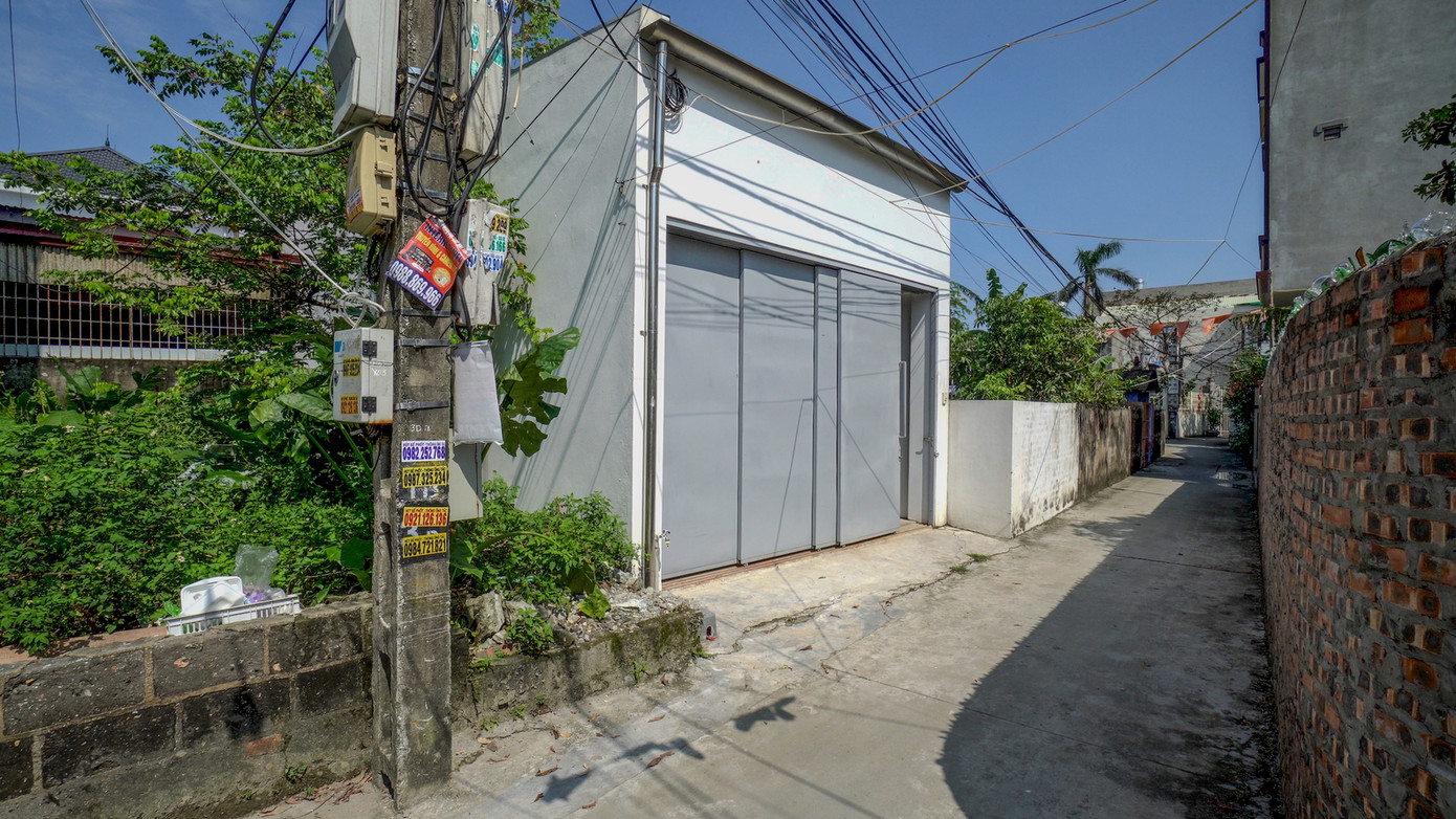 Ngôi nhà này nằm trên một lô đất chia nhỏ điển hình, có chiều rộng 4,2 mét và chiều sâu 23 mét, nhóm kiến trúc sư đã giải quyết các vấn đề về thông gió bằng cách tạo ra một khoảng hở thông gió dọc theo bên hông ngôi nhà.