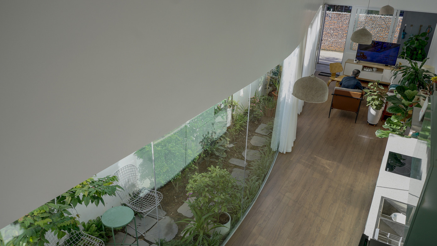 Ngôi nhà có mặt tiền chính hướng về phía Tây, do đó đòi hỏi mặt tiền ngôi nhà phải được đóng hoàn toàn sau 2 giờ chiều để tránh nóng. Nhờ có khe hở thông gió, việc đóng mặt tiền không khiến bên trong có cảm giác ngột ngạt.