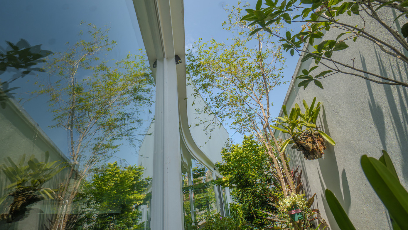 Bức tường làm mát khá mỏng và chỉ tiếp xúc với ánh sáng mặt trời cho đến 11 giờ sáng, sau đó nó hoạt động như một thành phần tản nhiệt của ngôi nhà.