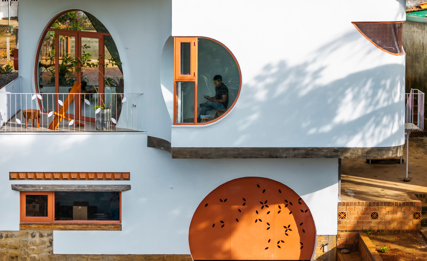 Sự hài hòa giữa vật liệu tự nhiên và thiết kế mở biến ngôi nhà thành thiên đường thư giãn, nơi mọi người có thể tìm thấy sự bình yên và cân bằng giữa cuộc sống hối hả.