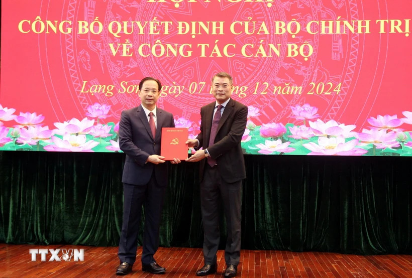 Trao Quyết định của Bộ Chính trị chuẩn y ông Hoàng Văn Nghiệm giữ chức Bí thư Tỉnh ủy Lạng Sơn, nhiệm kỳ 2020- 2025. (Ảnh: Văn Đạt/TTXVN) Trao Quyết định của Bộ Chính trị chuẩn y ông Hoàng Văn Nghiệm giữ chức Bí thư Tỉnh ủy Lạng Sơn, nhiệm kỳ 2020- 2025. (Ảnh: Văn Đạt/TTXVN)