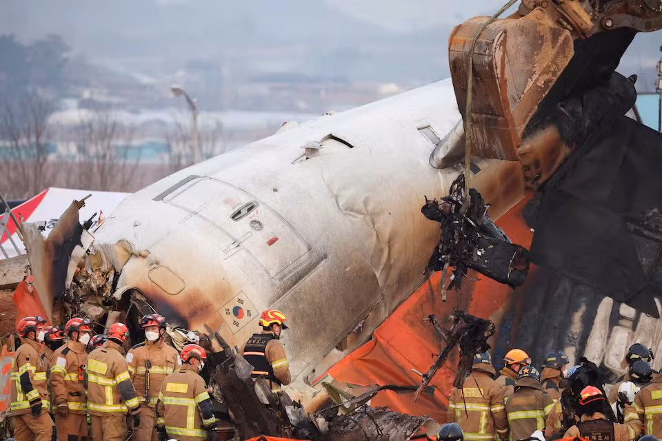 Có nhiều phỏng đoán liên quan đến nguyên nhân khiến chiếc máy bay Boeing 737-800 của Hãng hàng không Jeju Air gặp nạn. Ảnh: Reuters.