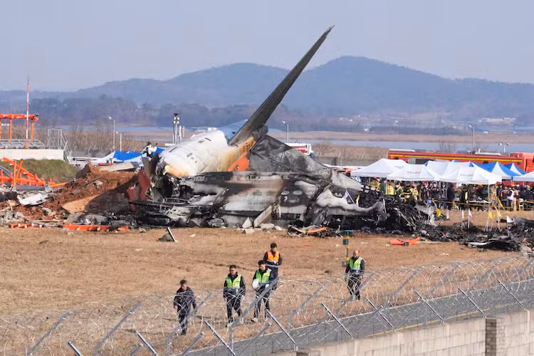 Có nhiều phỏng đoán liên quan đến nguyên nhân khiến chiếc máy bay Boeing 737-800 của Hãng hàng không Jeju Air gặp nạn. Ảnh: Reuters.
