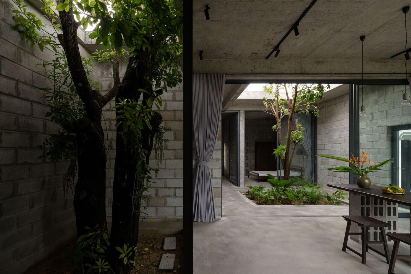 Ngôi nhà là một mô hình kiến trúc bền vững, chứng minh cách cân bằng chu đáo giữa thiên nhiên và thiết kế có thể tạo ra một không gian sống hài hòa và thanh bình.