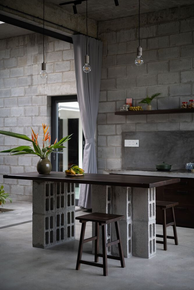 Việc sử dụng khối bê tông chưa hoàn thiện cho hầu hết các bức tường làm tăng vẻ đẹp mộc mạc của ngôi nhà đồng thời là lựa chọn vật liệu có ý thức về môi trường.