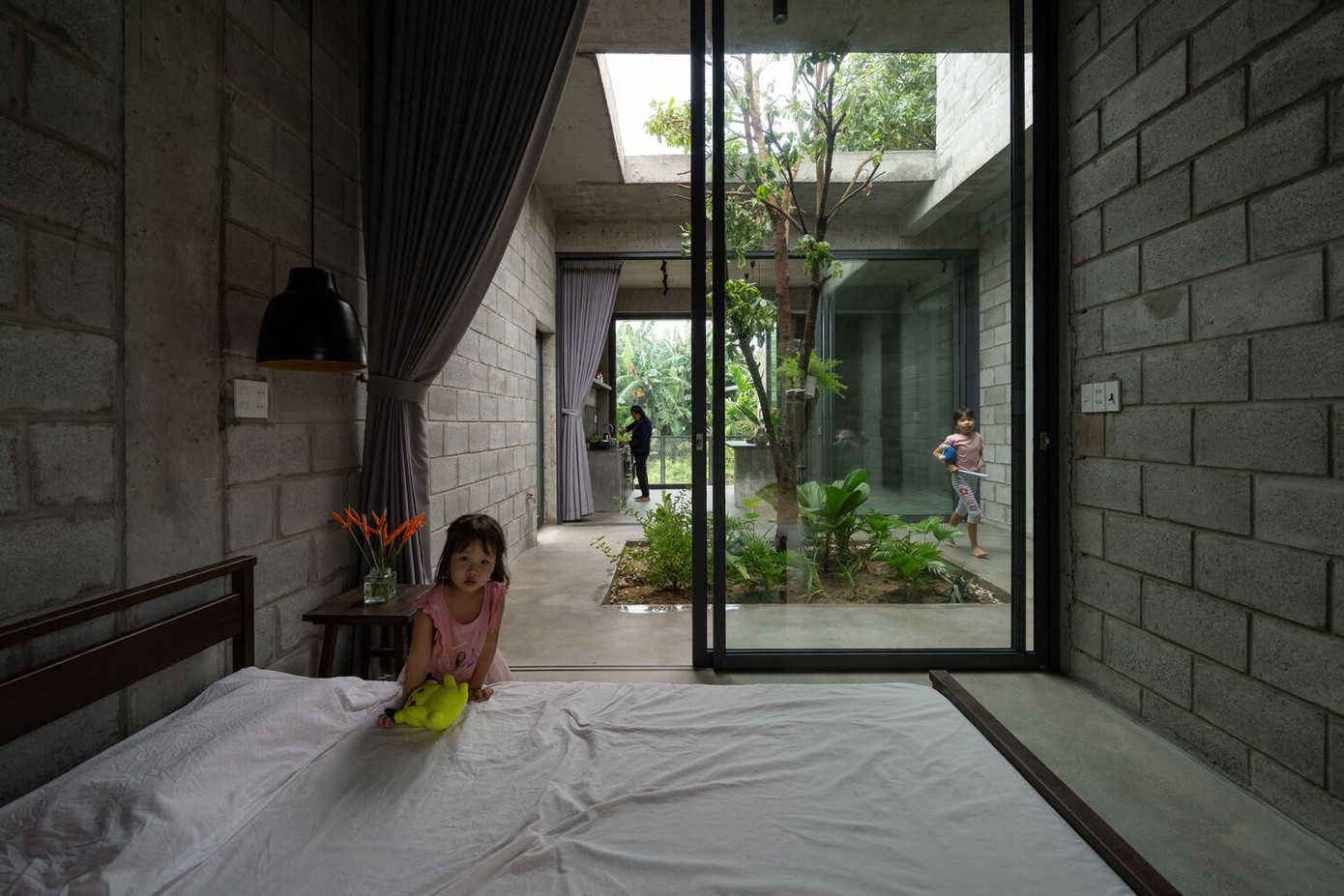 Sân trong này không chỉ cung cấp ánh sáng tự nhiên và không khí trong lành mà còn đóng vai trò là khu vui chơi an toàn, sôi động cho trẻ em, khuyến khích sự tương tác và gắn kết gia đình.