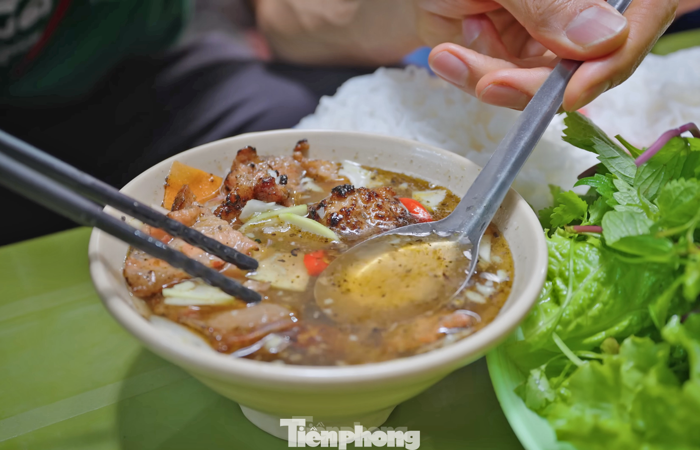 Lawson đang nghiêm túc suy nghĩ về việc sẽ đến Việt Nam định cư lâu dài, vì quá mê các món ăn ở Hà Nội. Lawson đang nghiêm túc suy nghĩ về việc sẽ đến Việt Nam định cư lâu dài, vì quá mê các món ăn ở Hà Nội.