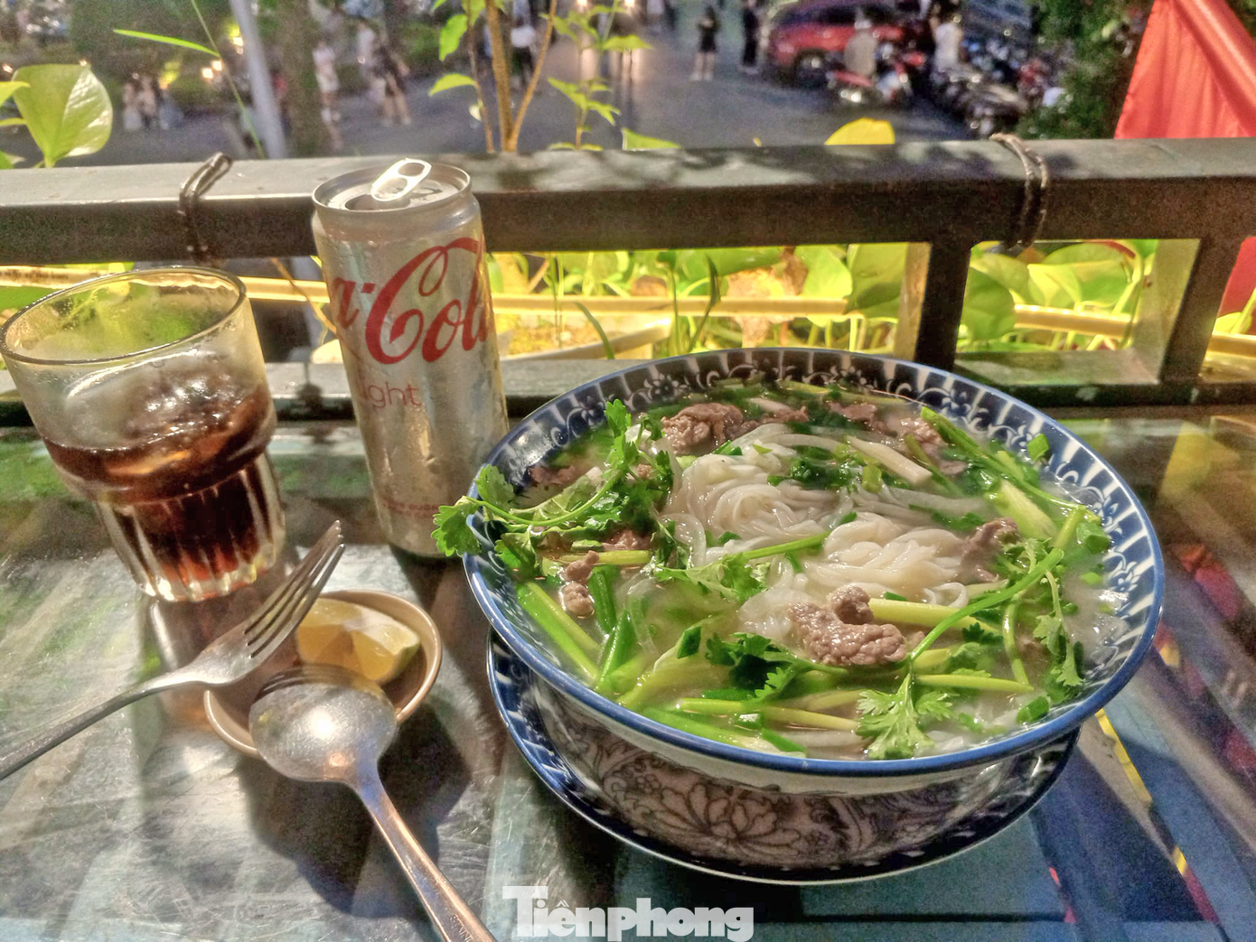 Lawson đang nghiêm túc suy nghĩ về việc sẽ đến Việt Nam định cư lâu dài, vì quá mê các món ăn ở Hà Nội. Lawson đang nghiêm túc suy nghĩ về việc sẽ đến Việt Nam định cư lâu dài, vì quá mê các món ăn ở Hà Nội.