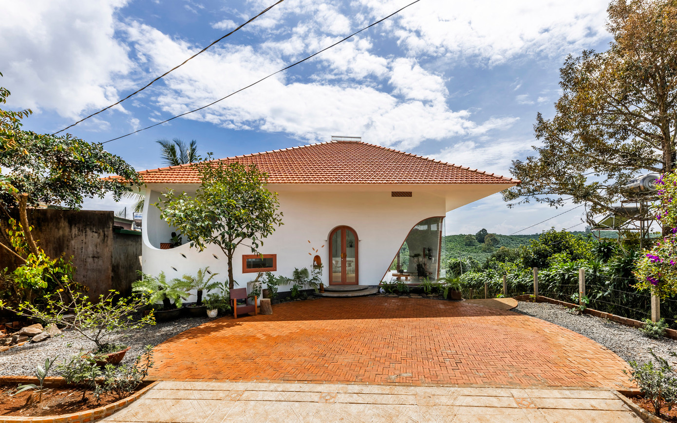 Các vật liệu như đá tự nhiên, gạch đất nung và bê tông được sử dụng khéo léo để cung cấp khả năng cách âm và cách nhiệt tuyệt vời, trong khi vẫn duy trì môi trường sống gần gũi và thân thiện với môi trường.