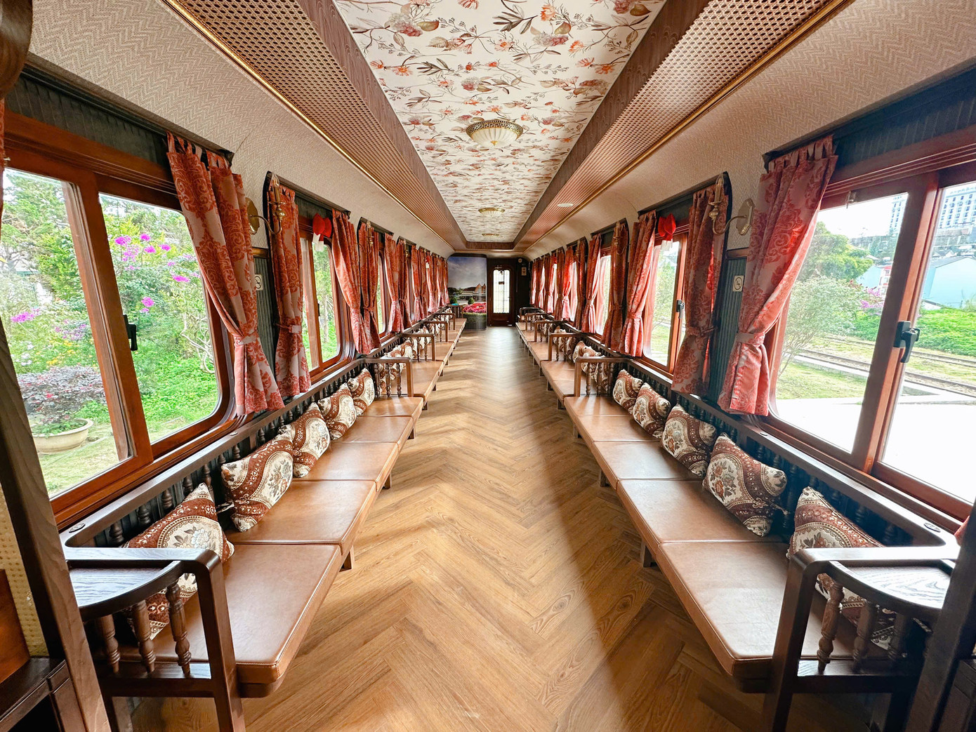 Không gian đoàn tàu vừa mang nét đẹp của sự cổ điển Á Đông lại vừa mang nét lãng mạn, thơ mộng của Đà Lạt. Hệ thống đèn trang trí theo phong cách cổ kính tạo nên tổng thể không gian hài hòa, sang trọng.