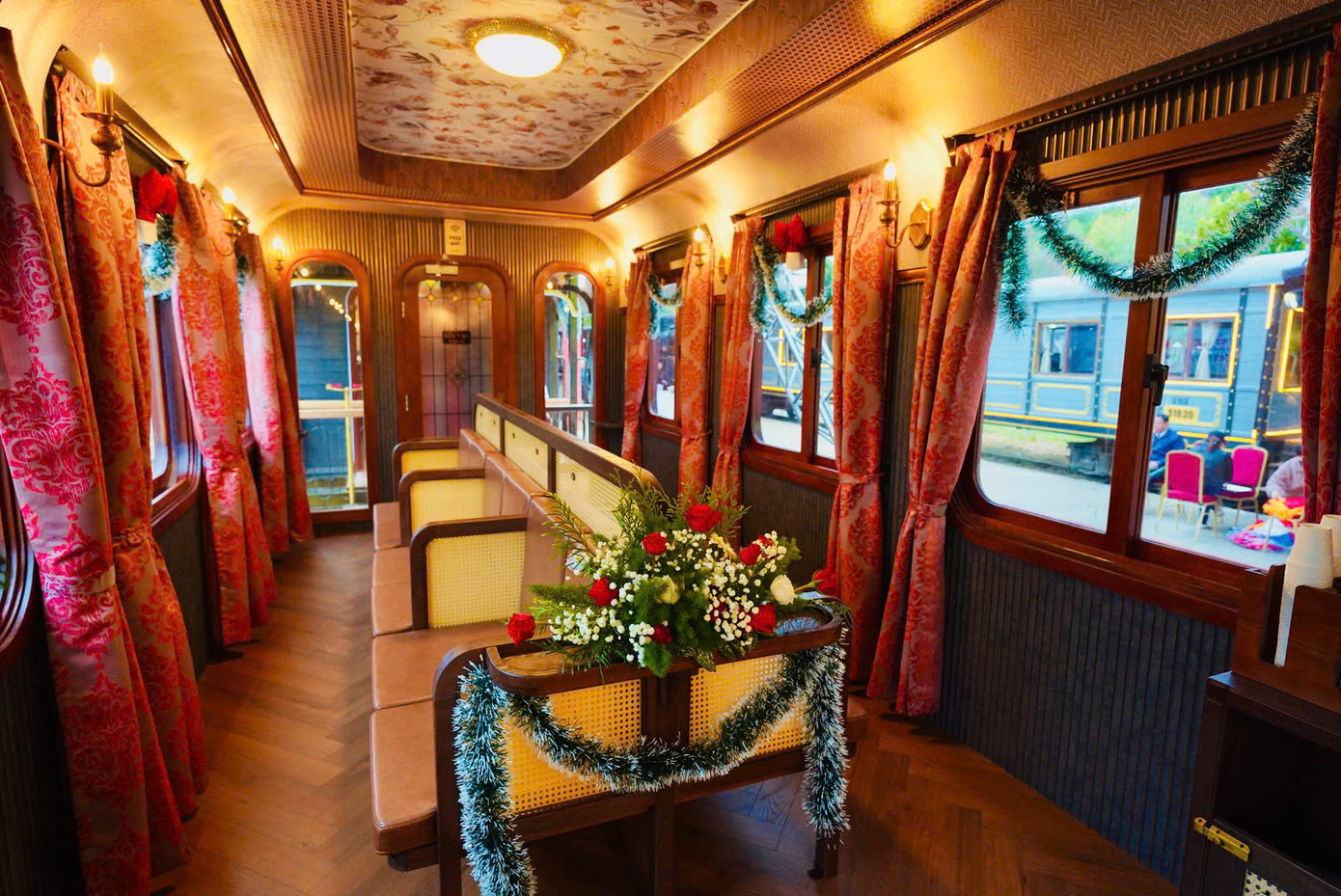 Đặc biệt, trên toa tàu có các khoang VIP 12 chỗ, ngồi phù hợp cho du khách mua vé gia đình muốn có không gian riêng.