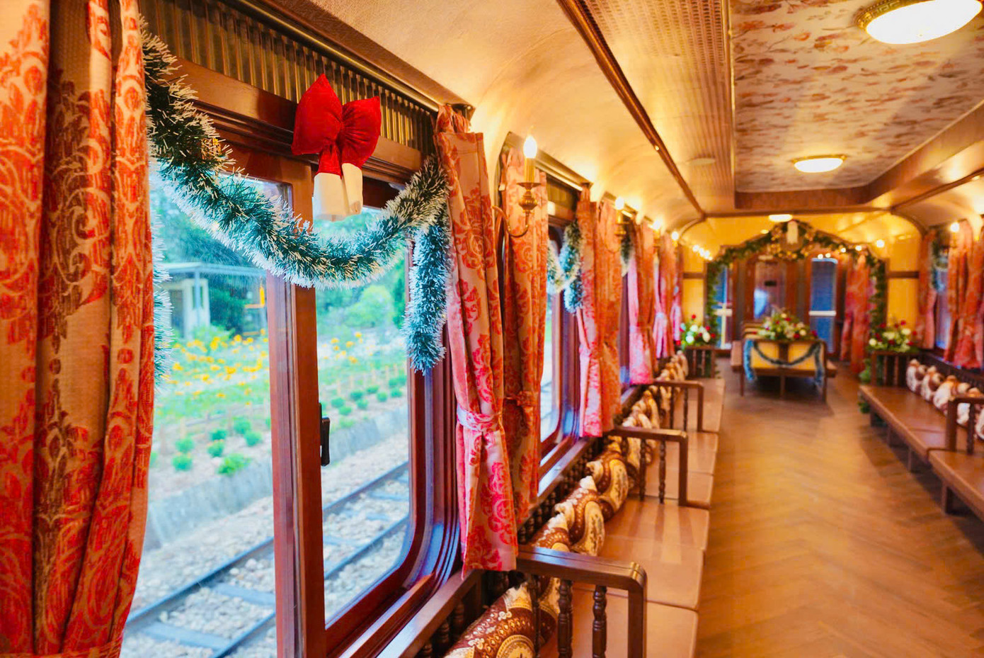 Điểm nhấn của đoàn tàu là các toa xe được lắp đặt 36 ghế ngồi dọc hai bên, tạo thuận lợi cho du khách ngắm nhìn phong cảnh 2 bên.