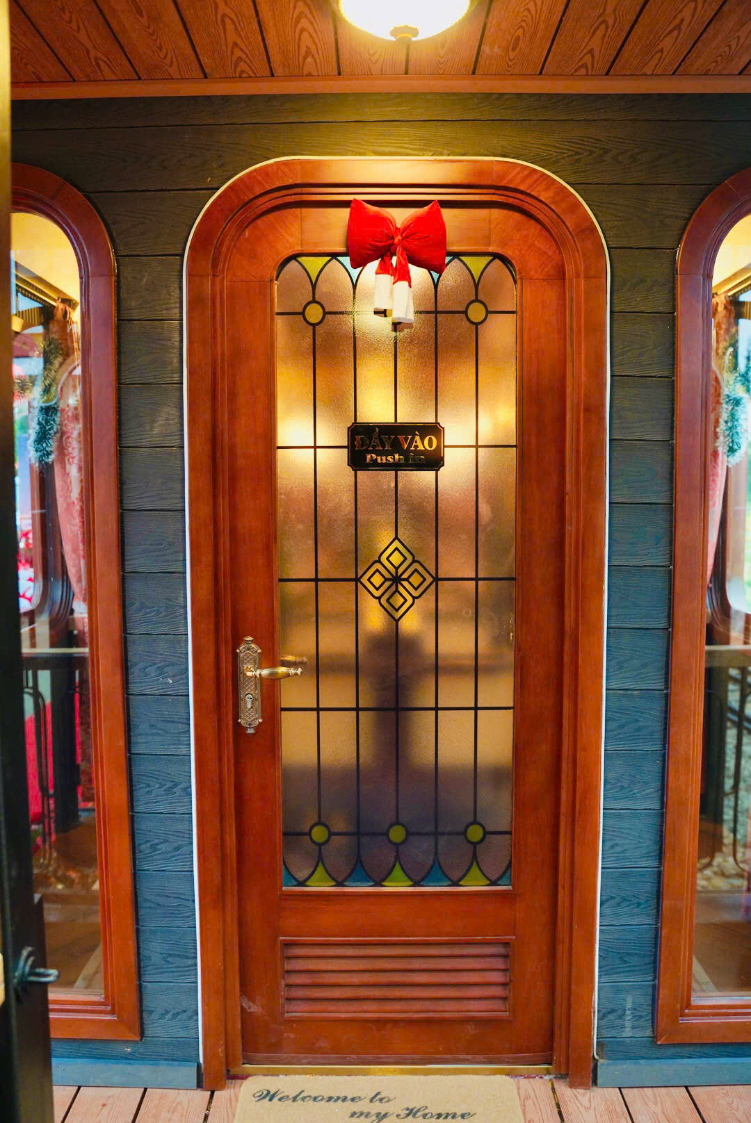 Theo tìm hiểu, đoàn tàu lấy cảm hứng từ kiến trúc của Dinh Nam Phương hoàng hậu, các toa xe La Reine được thiết kế sang trọng, tinh tế, là sự kết hợp giữa phong cách Đông Dương và phong cách Pháp.