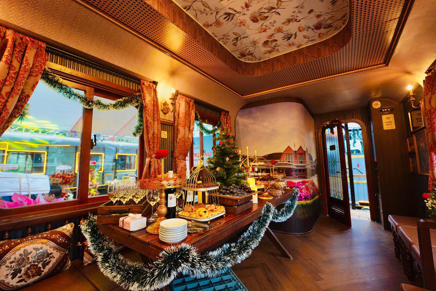 Trên tàu, hành khách được phục vụ trà atiso, sử dụng wifi miễn phí và thưởng thức biểu diễn âm nhạc trên tàu; riêng 2 đôi tàu chạy ban đêm được phục vụ thêm suất ăn nhẹ.