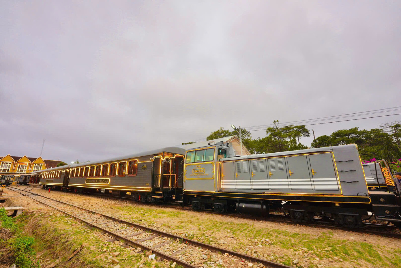 Toa xe được thiết kế với nhiều cải tiến kỹ thuật nâng cao chất lượng, như khu vực phòng vệ sinh được trang bị các thiết bị mới, tích hợp hệ thống xả thải bằng nước - khí nén kết hợp với hệ thống xử lý vi sinh yếm khí; chậu rửa sứ kết hợp với bàn và sàn đá đúc.