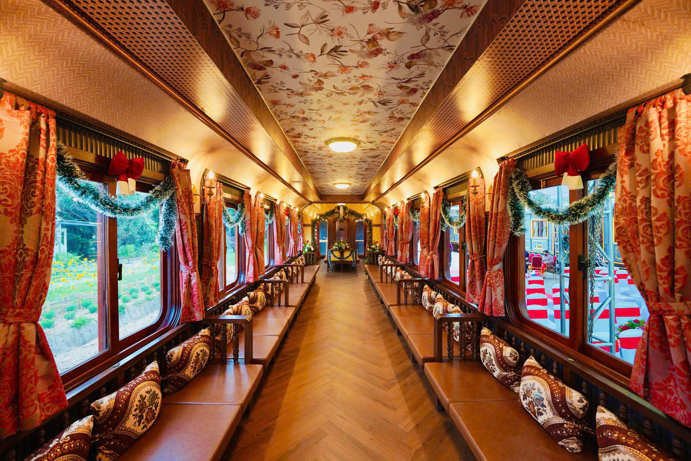 Điểm nhấn của đoàn tàu là các toa xe được lắp đặt 36 ghế ngồi dọc hai bên, tạo thuận lợi cho du khách ngắm nhìn phong cảnh 2 bên.