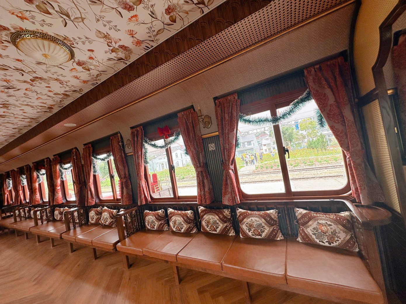 Không gian đoàn tàu vừa mang nét đẹp của sự cổ điển Á Đông lại vừa mang nét lãng mạn, thơ mộng của Đà Lạt. Hệ thống đèn trang trí theo phong cách cổ kính tạo nên tổng thể không gian hài hòa, sang trọng.