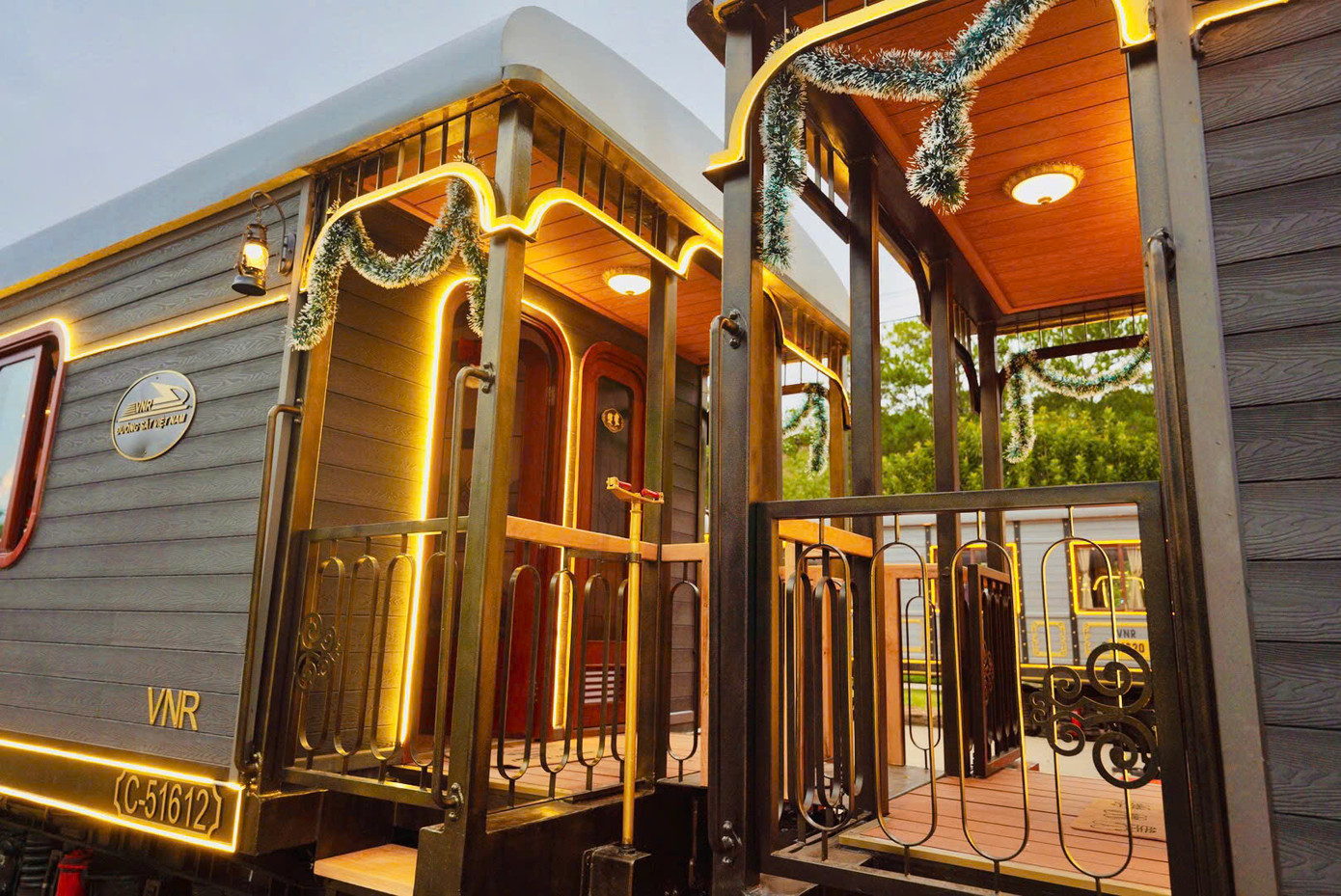 Toa xe được thiết kế với nhiều cải tiến kỹ thuật nâng cao chất lượng, như khu vực phòng vệ sinh được trang bị các thiết bị mới, tích hợp hệ thống xả thải bằng nước - khí nén kết hợp với hệ thống xử lý vi sinh yếm khí; chậu rửa sứ kết hợp với bàn và sàn đá đúc.