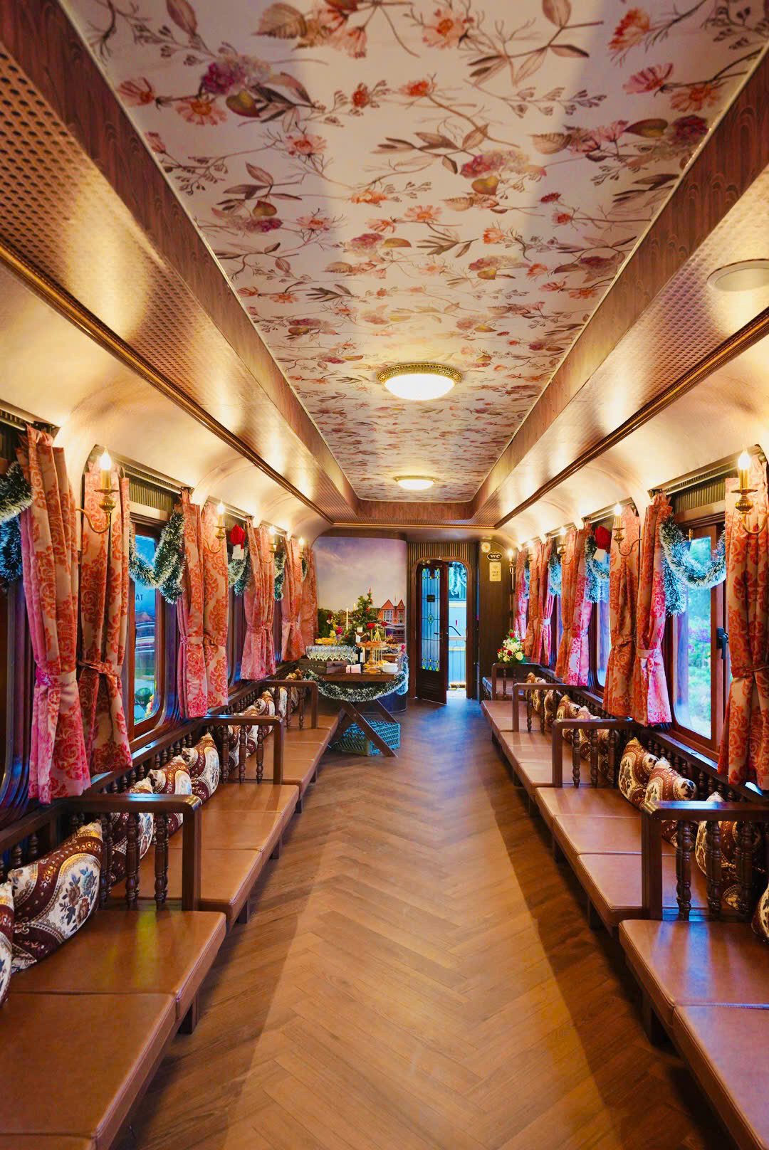 Theo tìm hiểu, đoàn tàu lấy cảm hứng từ kiến trúc của Dinh Nam Phương hoàng hậu, các toa xe La Reine được thiết kế sang trọng, tinh tế, là sự kết hợp giữa phong cách Đông Dương và phong cách Pháp.