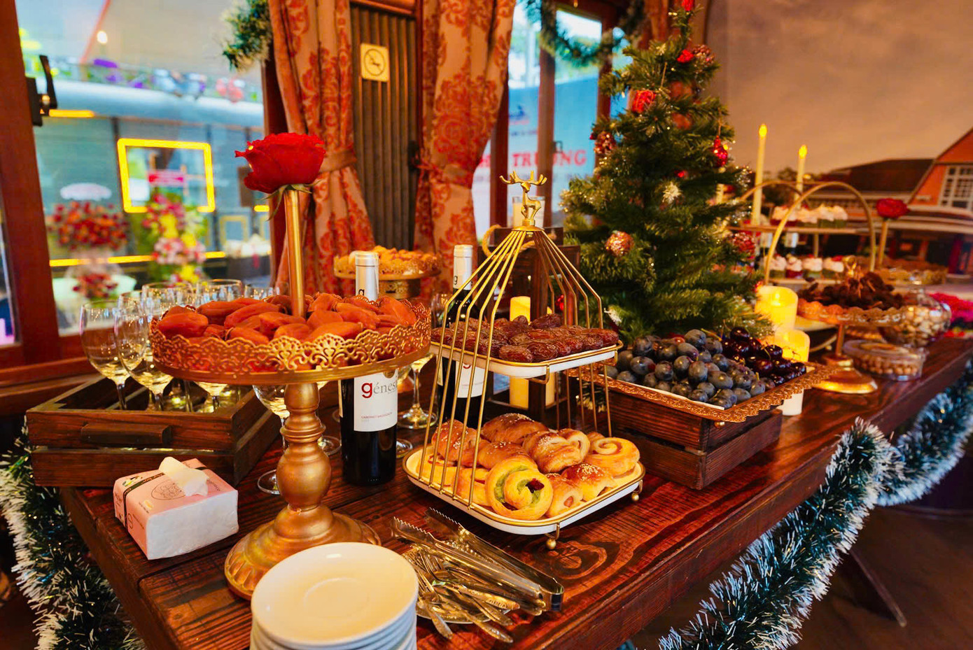 Trên tàu, hành khách được phục vụ trà atiso, sử dụng wifi miễn phí và thưởng thức biểu diễn âm nhạc trên tàu; riêng 2 đôi tàu chạy ban đêm được phục vụ thêm suất ăn nhẹ.