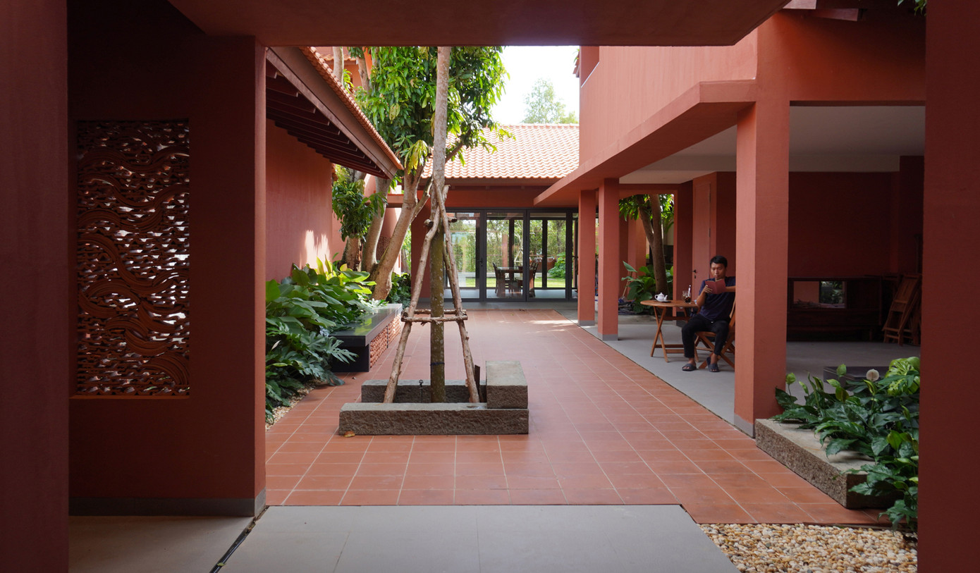 Sân trong đóng vai trò là không gian trung tính cho các hoạt động như thư giãn, vui chơi và trò chuyện.