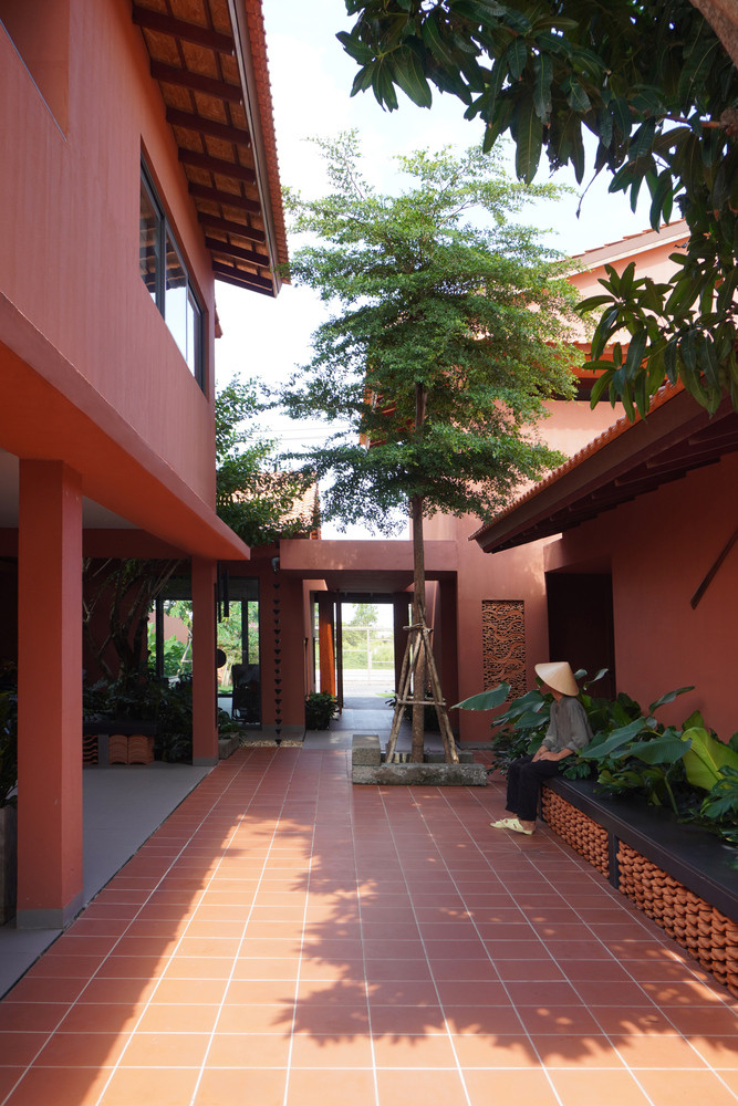 Bên cạnh các giếng gió và ánh sáng giữa các mô-đun, ngôi nhà đa dạng hóa trải nghiệm không gian và tăng cường bầu không khí tự nhiên bằng cách cho phép ánh sáng mặt trời và mưa chảy vào cấu trúc.