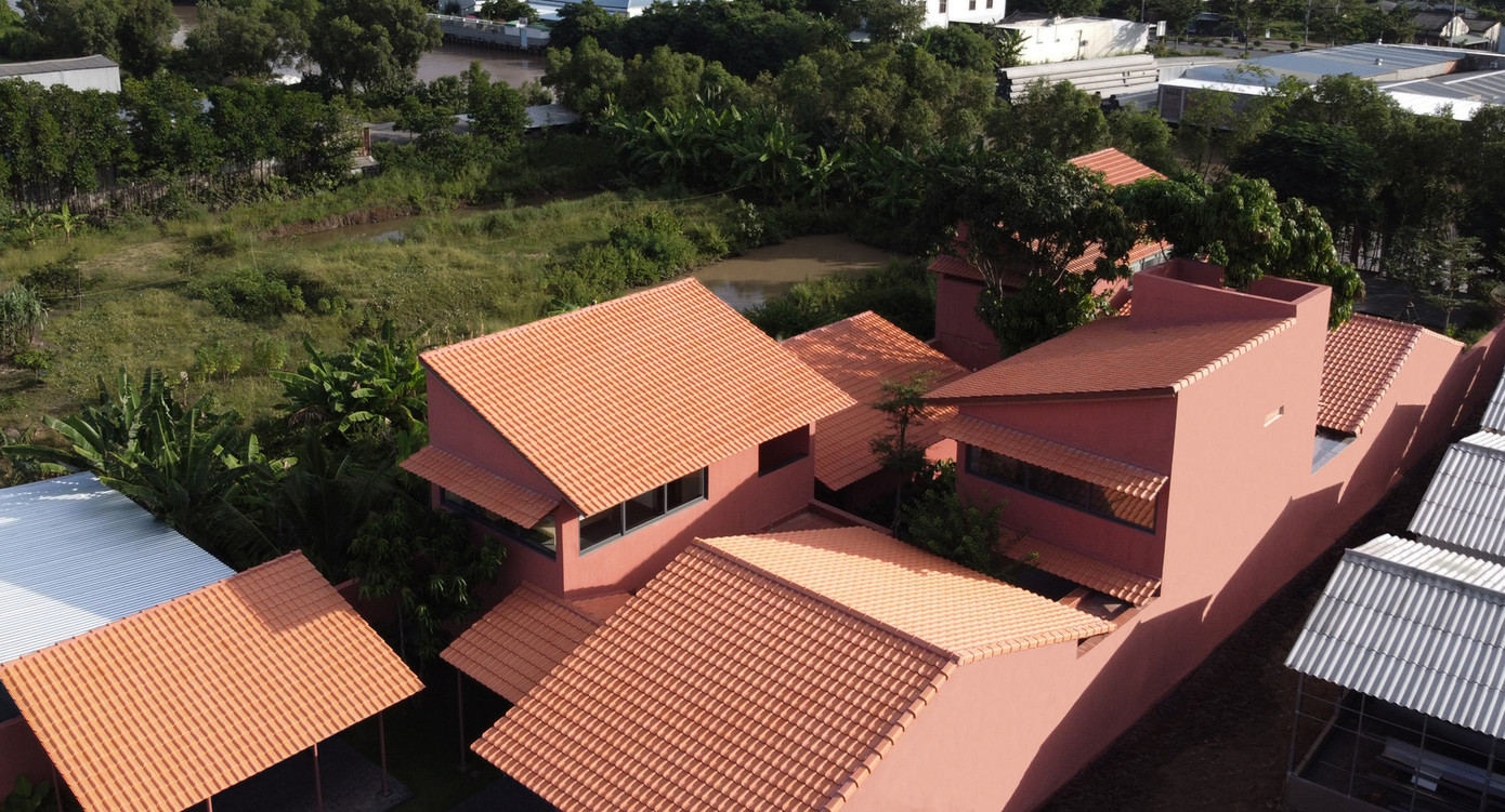 Các mô - đun có chiều cao khác nhau tạo ra diện mạo “nhiều lớp”, biến không gian ở giữa thành các sân trong và vườn. Sự sắp xếp này nhằm gợi nhớ về một ngôi làng truyền thống.