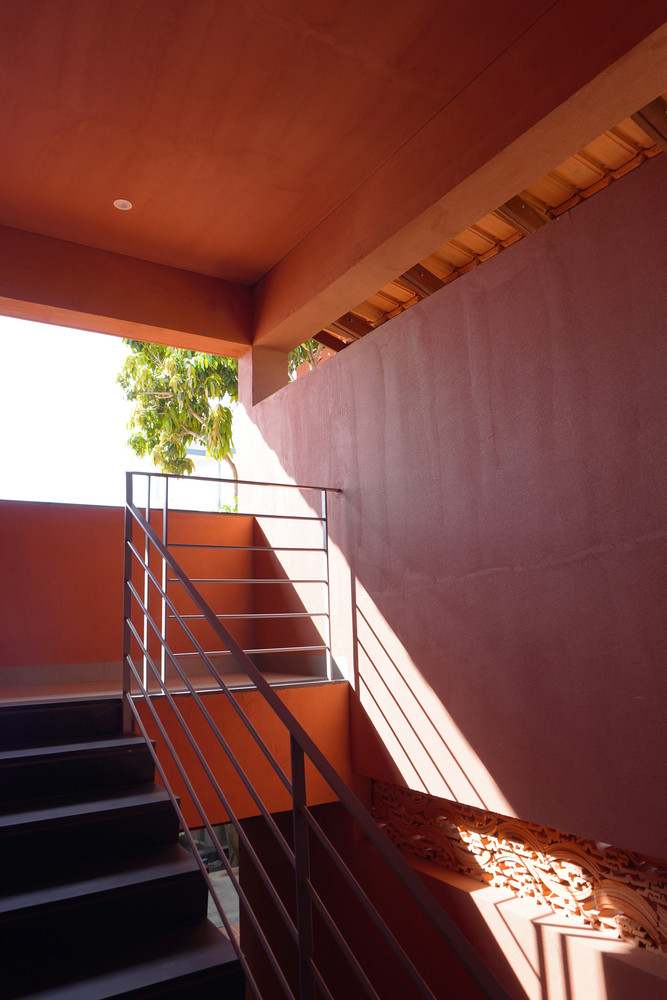 Bên cạnh các giếng gió và ánh sáng giữa các mô-đun, ngôi nhà đa dạng hóa trải nghiệm không gian và tăng cường bầu không khí tự nhiên bằng cách cho phép ánh sáng mặt trời và mưa chảy vào cấu trúc.