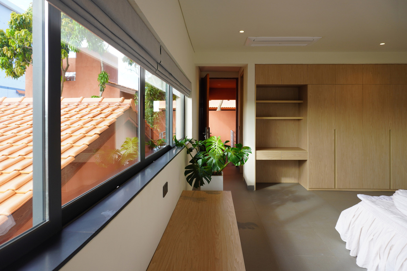 Kết hợp với lớp hoàn thiện màu đỏ thủ công, diện mạo của ngôi nhà gợi lên cảm giác truyền thống cho người sử dụng, tạo ra trải nghiệm sâu sắc về không gian và thời gian.