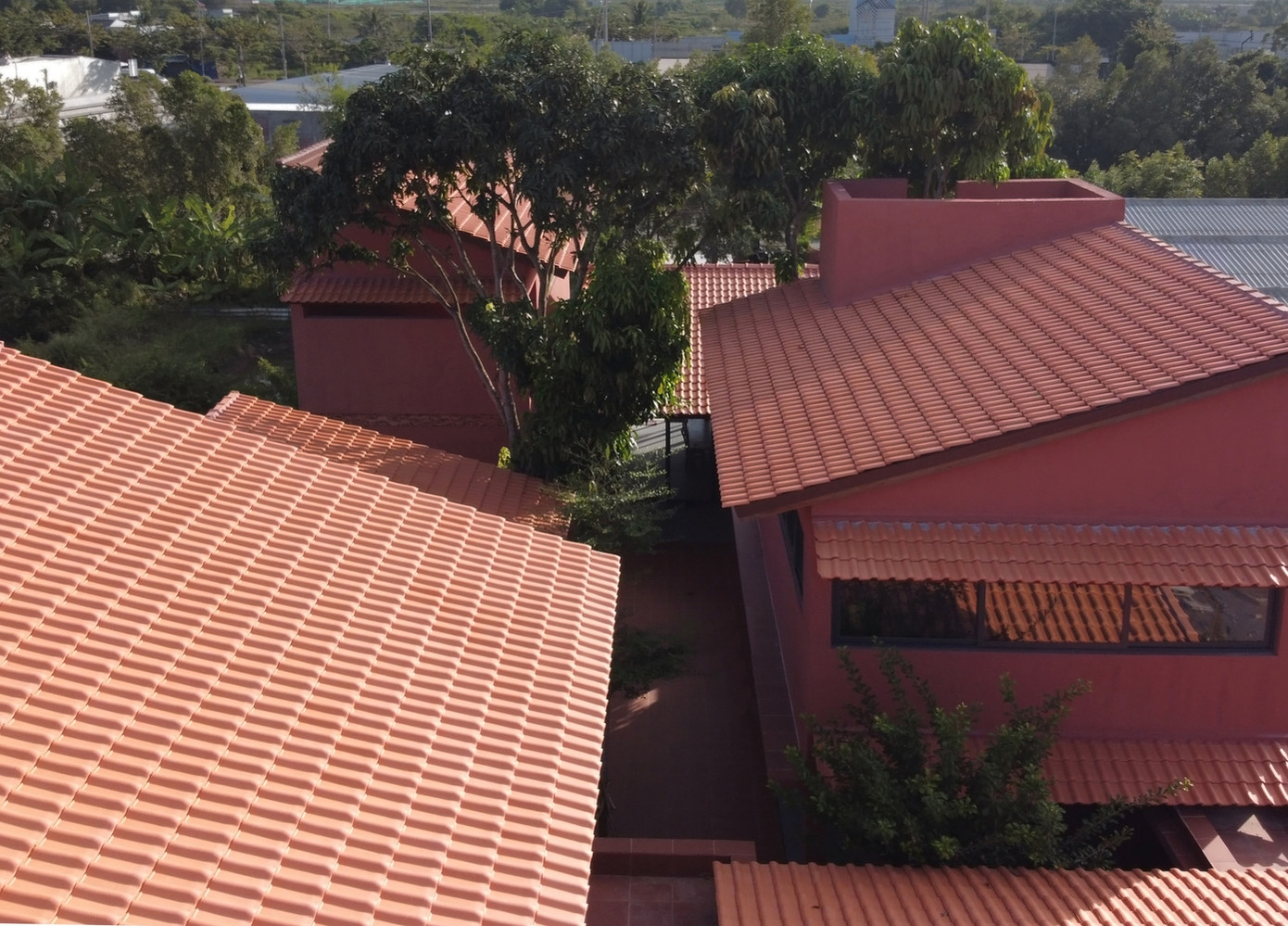 Ngôi nhà mang đến góc nhìn hiện đại về việc sử dụng vật liệu thủ công bản địa, cấu trúc này đổi mới và áp dụng gạch truyền thống trên toàn bộ công trình, từ hình thức tổng thể đến các chi tiết như mái hiên, lỗ thông gió, tường và hàng rào.