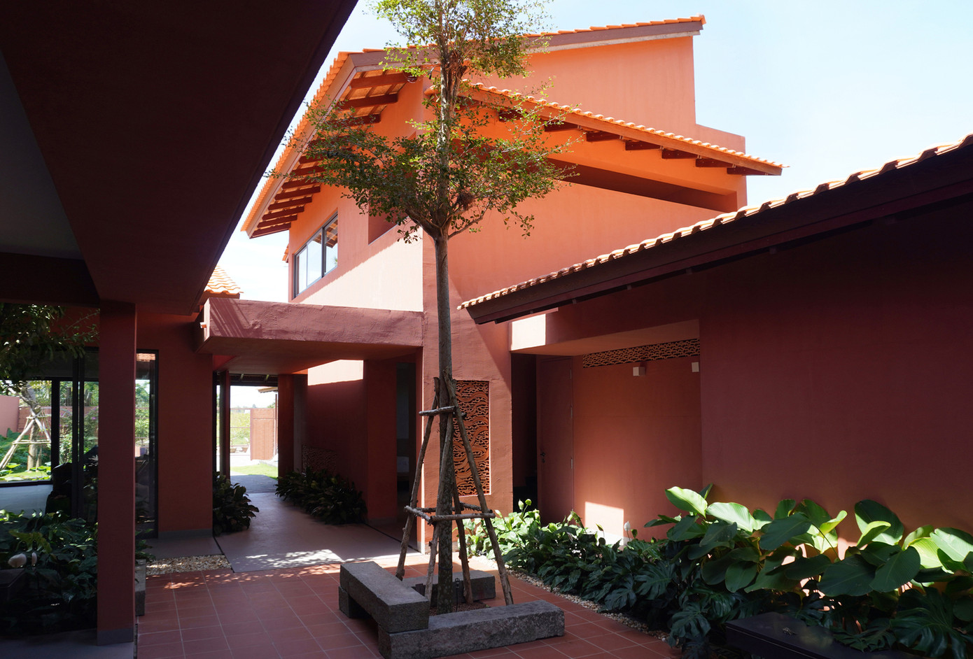 Ngôi nhà mang đến góc nhìn hiện đại về việc sử dụng vật liệu thủ công bản địa, cấu trúc này đổi mới và áp dụng gạch truyền thống trên toàn bộ công trình, từ hình thức tổng thể đến các chi tiết như mái hiên, lỗ thông gió, tường và hàng rào.