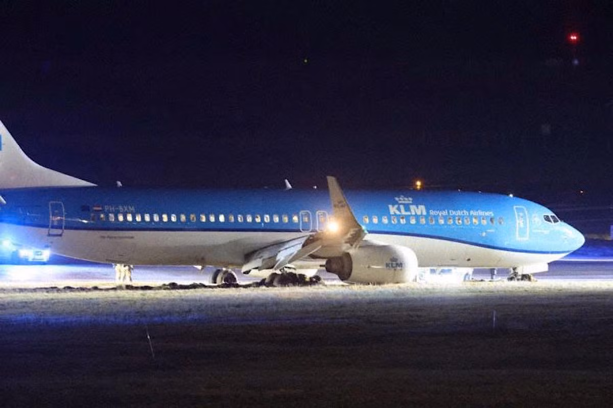 Máy bay Boeing 737-800 của Hãng hàng không KLM trượt khỏi đường băng xuống bãi cỏ gần đường lăn tại sân bay ở Na Uy. Ảnh: Aviation Herald.