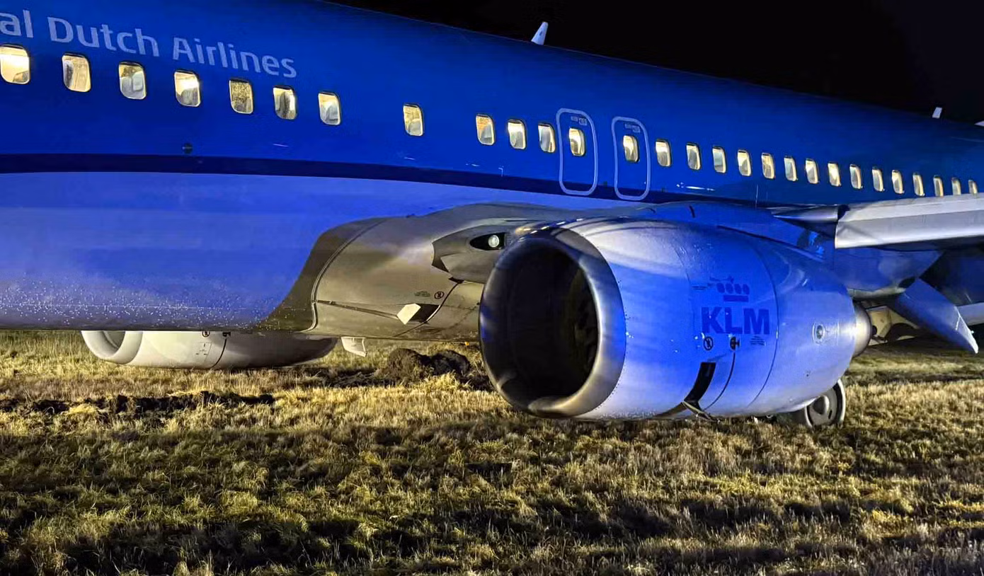 Máy bay Boeing 737-800 của Hãng hàng không KLM trượt khỏi đường băng xuống bãi cỏ gần đường lăn tại sân bay ở Na Uy. Ảnh: Aviation Herald.