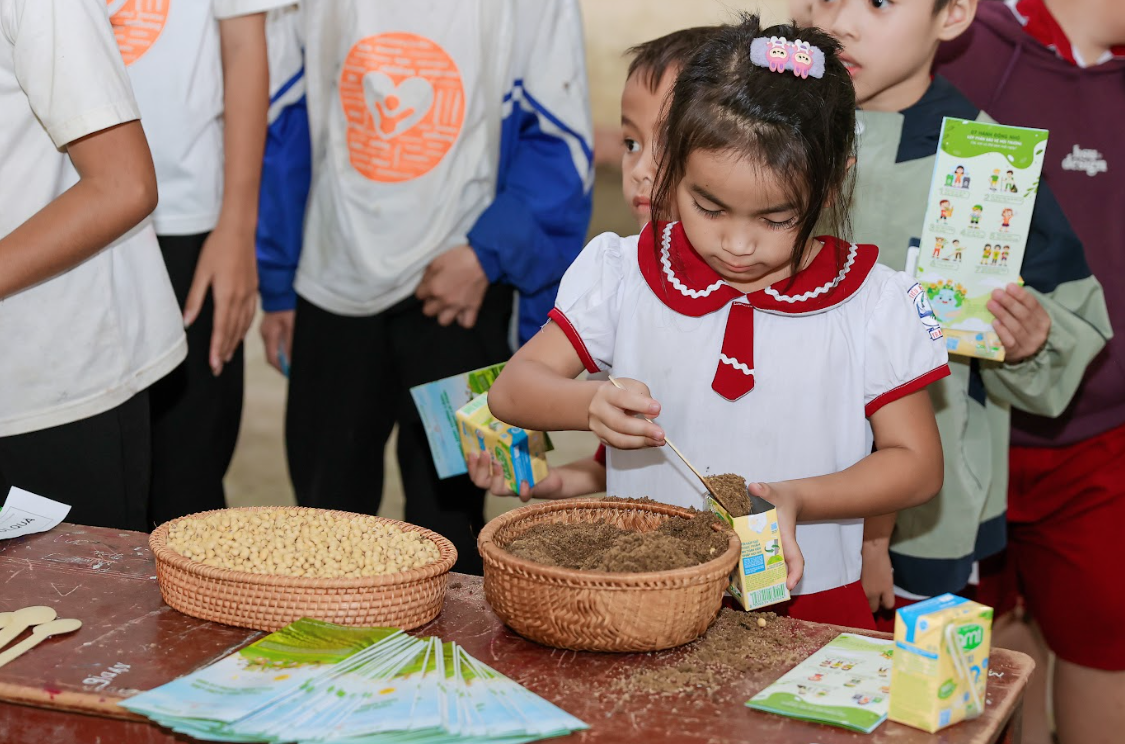 Nuôi dưỡng tình yêu thiên nhiên từ những hành động nhỏ mỗi ngày. Ảnh: Vinasoy
