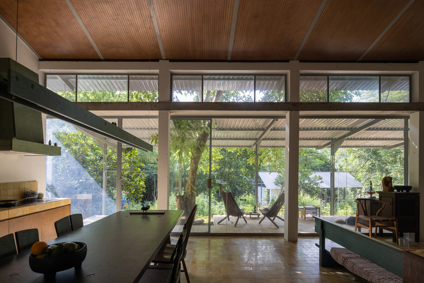 Không gian sinh hoạt chung bao gồm phòng khách, khu vực ăn uống, bếp và sân chơi, được kết nối trực tiếp với hiên nhà và khu vườn. Không gian sinh hoạt chung bao gồm phòng khách, khu vực ăn uống, bếp và sân chơi, được kết nối trực tiếp với hiên nhà và khu vườn.