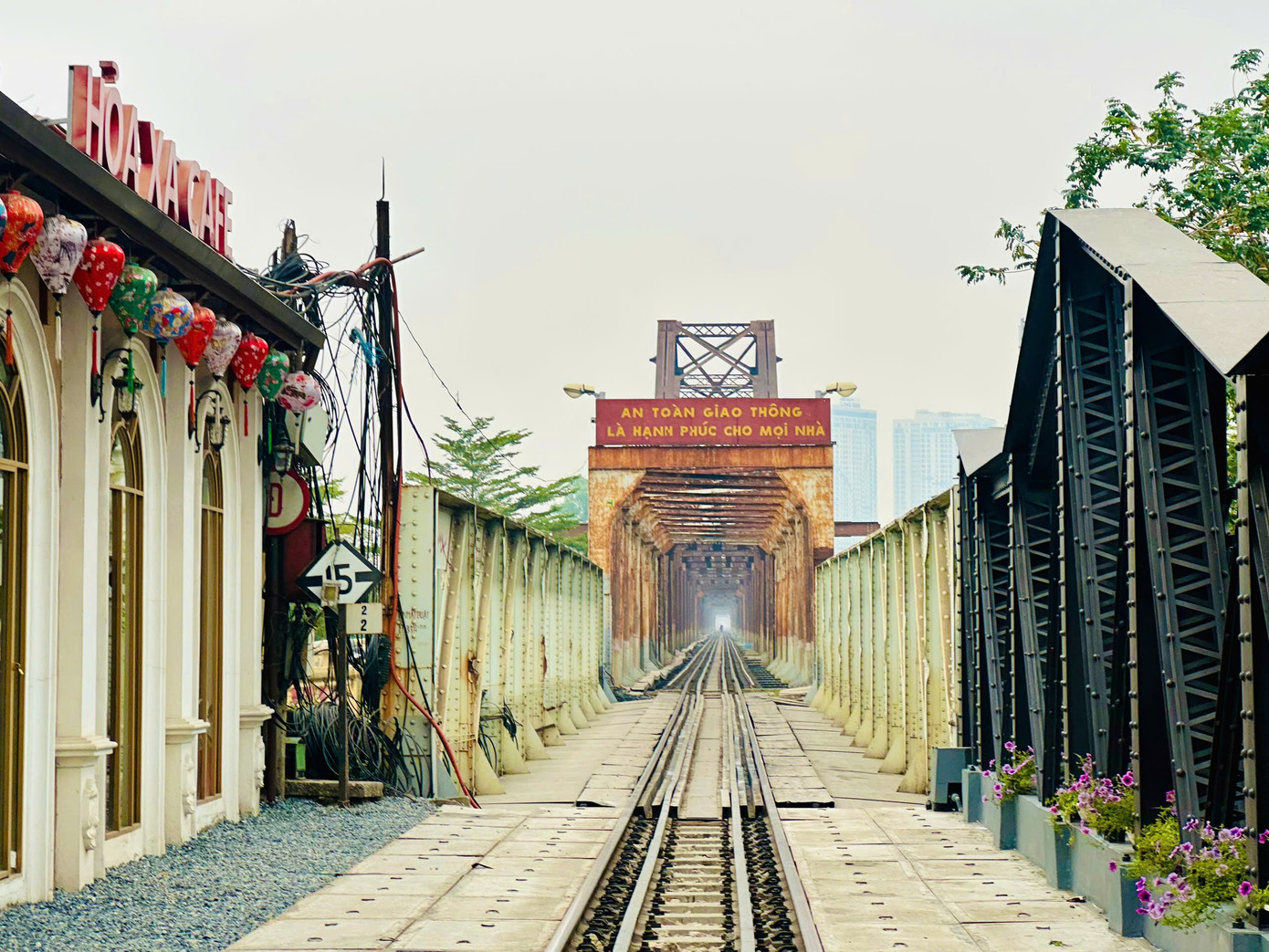 Theo tìm hiểu, ga Long Biên xưa gọi là ga Đầu Cầu vì ở vị trí đầu cầu xe lửa, gần cửa ô cũ Phúc Lâm. Công trình được người Pháp khánh thành năm 1902 cùng với cầu Long Biên và ga Hàng Cỏ. Đây là một trong số ít các công trình kiến trúc trên một trăm năm tuổi của Thủ đô Hà Nội thu hút đông đảo khách du lịch.