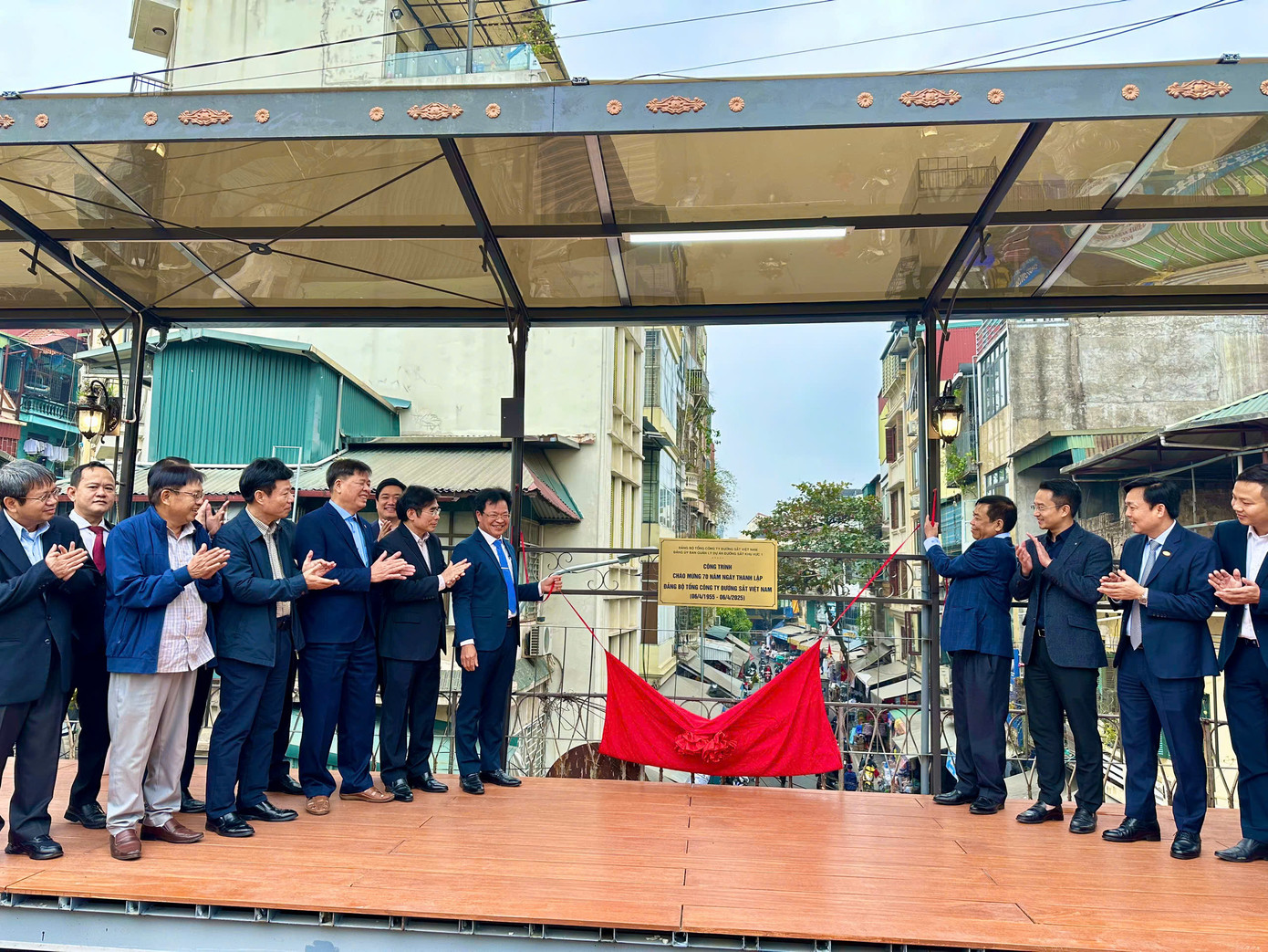 Chủ tịch Tổng công ty ĐSVN Đặng Sỹ Mạnh cho biết, chưa bao giờ, từ khoá “đường sắt” lại được quan tâm tìm kiếm nhiều như năm vừa qua. Đó là nhờ sự đổi mới trong tư duy, sáng tạo trong cách làm, biến nhược điểm thành ưu điểm, tạo ra những sản phẩm có sức hút riêng được xã hội đón nhận và đánh giá cao như: Tàu Hành trình kết nối Di sản, Tàu đêm Đà Lạt, Tàu chất lượng cao Hà Nội - Đà Nẵng (SE19/20), Sài Gòn - Đà Nẵng (SE21/22), tàu charter, hay mới nhất là tàu hạng sang Sjourney…