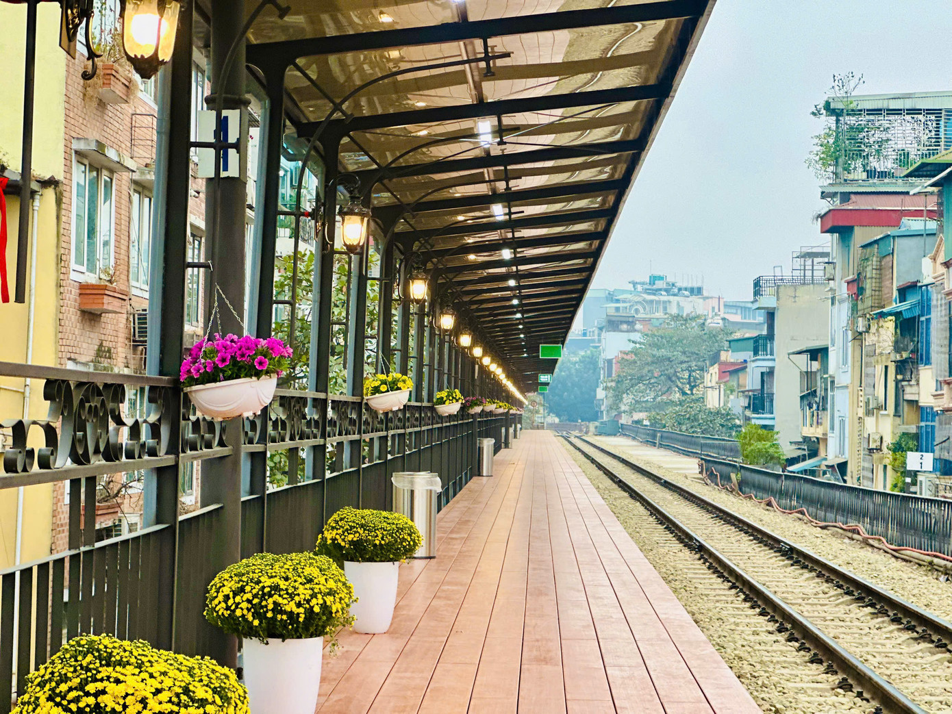 Đơn vị thi công còn lắp đặt hệ thống hàng rào lan can, thay thế hàng rào cũ bằng dàn cầu giả chất liệu thép rồi sơn màu giả cổ, theo lối kiến trúc Pháp nối từ nhà ga tới cầu Trần Nhật Duật... nhằm tạo sự hài hòa với tổng thể kiến trúc cổ của ga Long Biên.