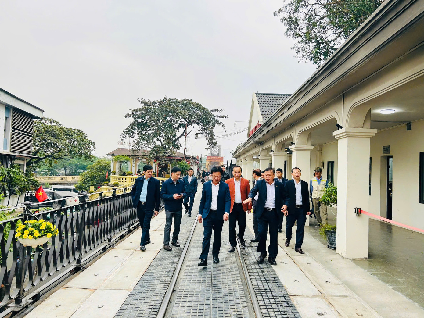 Chủ tịch Tổng công ty ĐSVN Đặng Sỹ Mạnh cho biết, chưa bao giờ, từ khoá “đường sắt” lại được quan tâm tìm kiếm nhiều như năm vừa qua. Đó là nhờ sự đổi mới trong tư duy, sáng tạo trong cách làm, biến nhược điểm thành ưu điểm, tạo ra những sản phẩm có sức hút riêng được xã hội đón nhận và đánh giá cao như: Tàu Hành trình kết nối Di sản, Tàu đêm Đà Lạt, Tàu chất lượng cao Hà Nội - Đà Nẵng (SE19/20), Sài Gòn - Đà Nẵng (SE21/22), tàu charter, hay mới nhất là tàu hạng sang Sjourney…