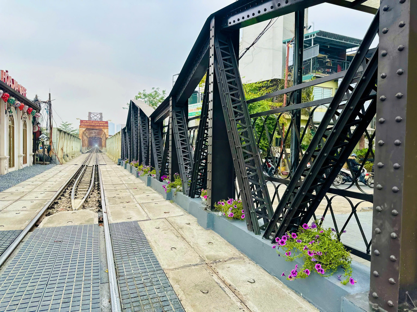 Đơn vị thi công còn lắp đặt hệ thống hàng rào lan can, thay thế hàng rào cũ bằng dàn cầu giả chất liệu thép rồi sơn màu giả cổ, theo lối kiến trúc Pháp nối từ nhà ga tới cầu Trần Nhật Duật... nhằm tạo sự hài hòa với tổng thể kiến trúc cổ của ga Long Biên.