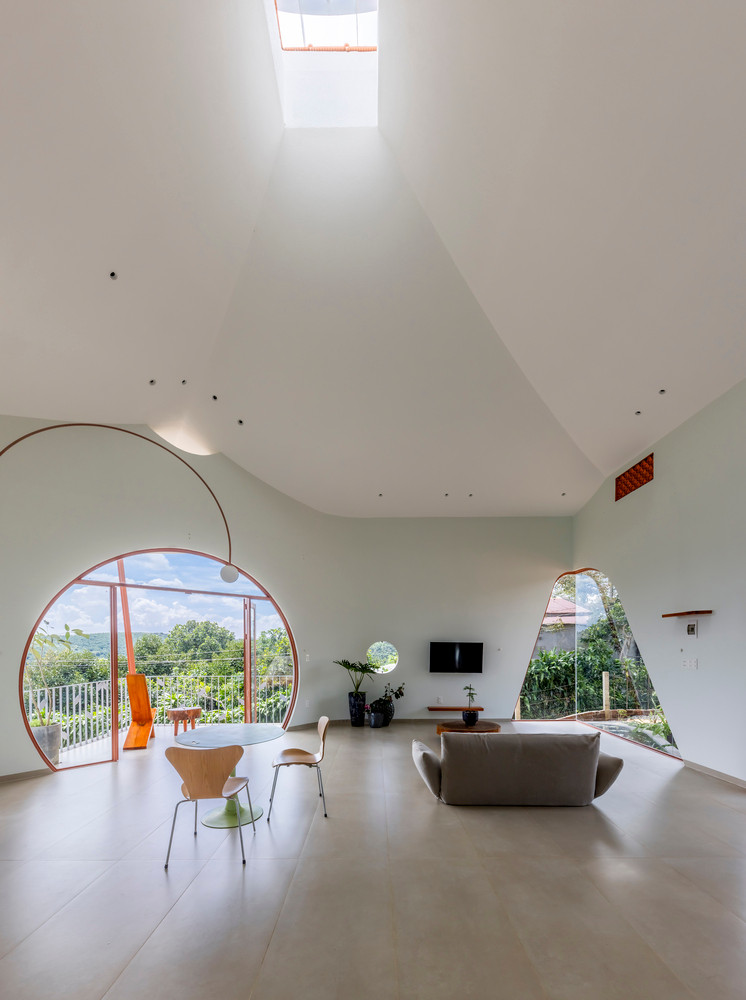 Trần nhà cong vươn lên duyên dáng đến đỉnh mái, nơi có "giếng trời" cho phép không gian bên trong kết nối trực tiếp với bầu trời.